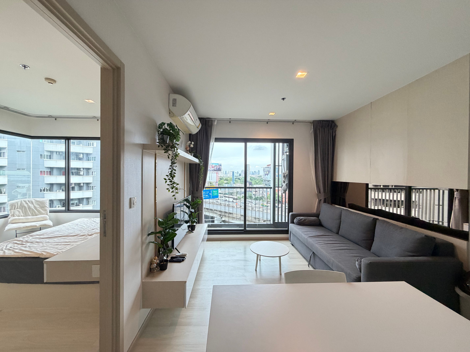 Hot Deal 1 bed with corner unit at Life one wireless Hot Deal 1 bed with corner unit at Life one wireless
