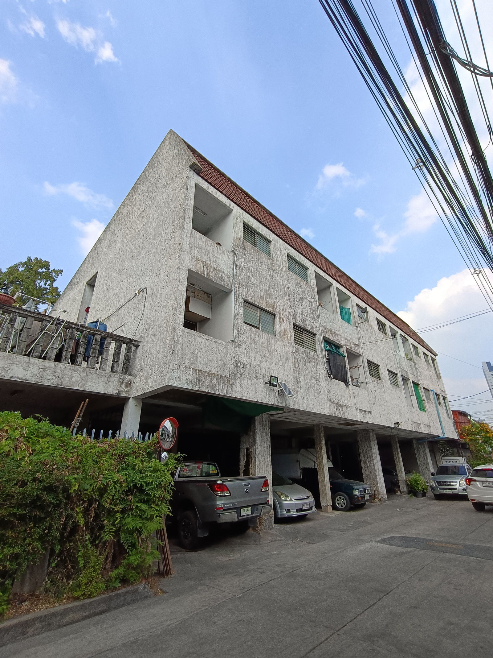 Old apartment for sale + tennis course Price is like empty land, location for department stores and businesses, easy to find tenants. Old apartment for sale + tennis course Price is like empty land, location for department stores and businesses, easy to find tenants.