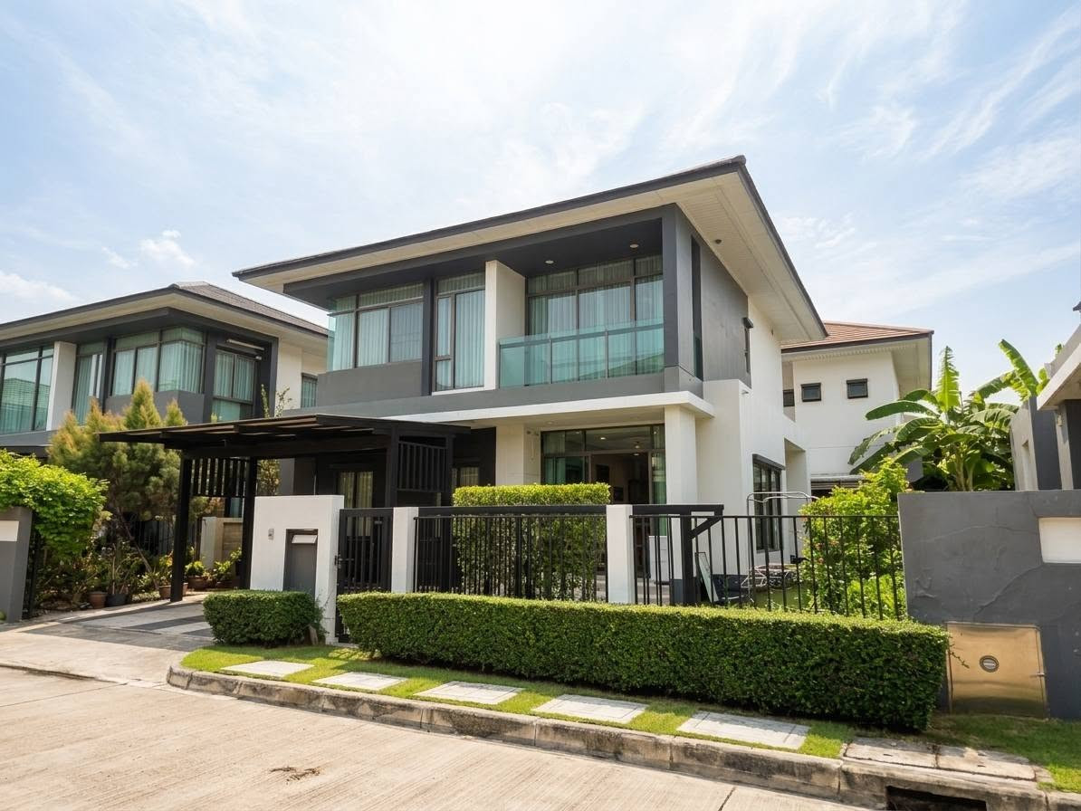 ขายบ้านเดี่ยว 2 ชั้น พร้อมเข้าอยู่ โครงการเศรษฐสิริ กรุงเทพกรีฑา 15/1 ที่ดิน 61 ตารางวา พื้นที่ใช้สอย 183 ตารางเมตร 4 ห้องนอน 3 ห้องน้ำ จอดรถได้ 2 คัน