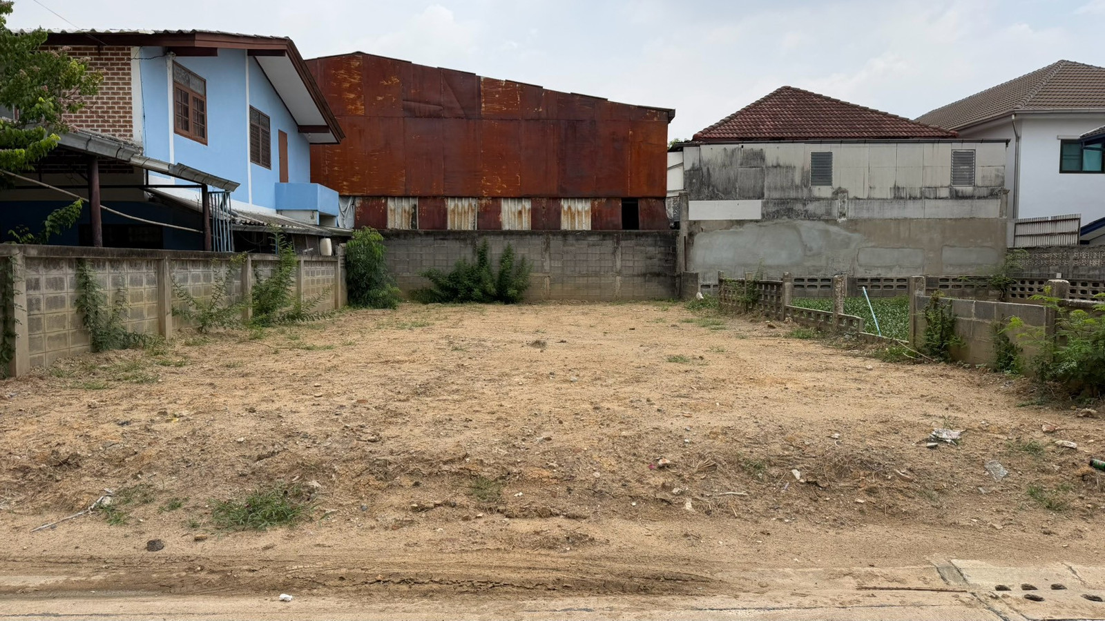 Land for sale, Phahonyothin 48, size 50 sq m, close to BTS Sai Yut, only 5 minutes, good location, suitable for building a house.