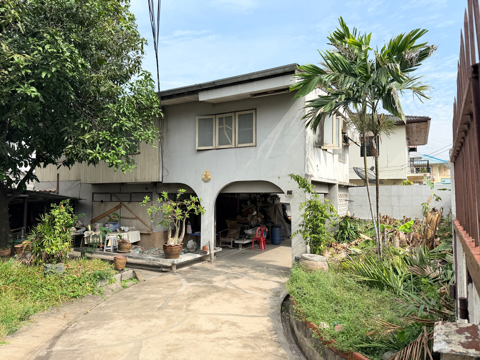 Single house for sale, Lat Phrao 64, 100 meters into the alley. Single house for sale, Lat Phrao 64, 100 meters into the alley.