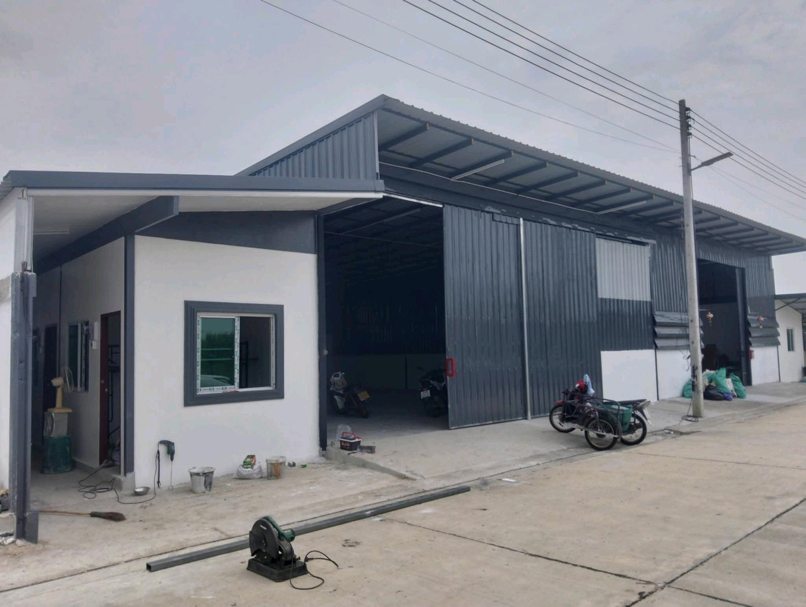 🏭 ให้เช่าโกดัง จังหวัดนครปฐม ✅ รายละเอียดทรัพย์สิน - พื้นที่ใช้สอยรวมทั้งหมด 300 ตารางเมตร- ระบบไฟฟ้า 3 เฟส พร้อมใช้งาน- มีห้องพักคนงาน 5 ห้องนอน สะดวกครบครัน 💰 ค่าเช่า & เงื่อนไขการเช่า👉 ค่าเช่า 30,000 บาท/เดือน - มัดจำล่วงหน้า 3 เดือน- สัญญาเช่า 1-5 🏭 ให้เช่าโกดัง จังหวัดนครปฐม ✅ รายละเอียดทรัพย์สิน - พื้นที่ใช้สอยรวมทั้งหมด 300 ตารางเมตร- ระบบไฟฟ้า 3 เฟส พร้อมใช้งาน- มีห้องพักคนงาน 5 ห้องนอน สะดวกครบครัน 💰 ค่าเช่า & เงื่อนไขการเช่า👉 ค่าเช่า 30,000 บาท/เดือน - มัดจำล่วงหน้า 3 เดือน- สัญญาเช่า 1-5