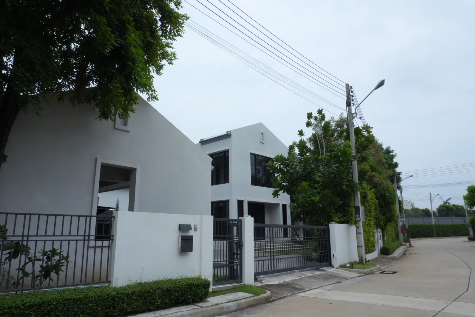 Urgent sale, luxury house, large plot. Burasiri Rangsit Project (Burasiri Rangsit), sells it himself. Urgent sale, luxury house, large plot. Burasiri Rangsit Project (Burasiri Rangsit), sells it himself.