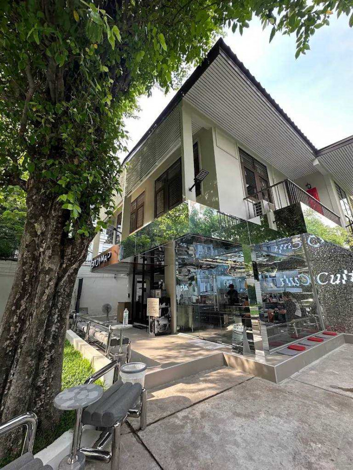 For sale: 3-bedroom, 3-bathroom detached house in a rare central city location on Witthayu Road. 270 sq m, 1 rai 46 sq wah.