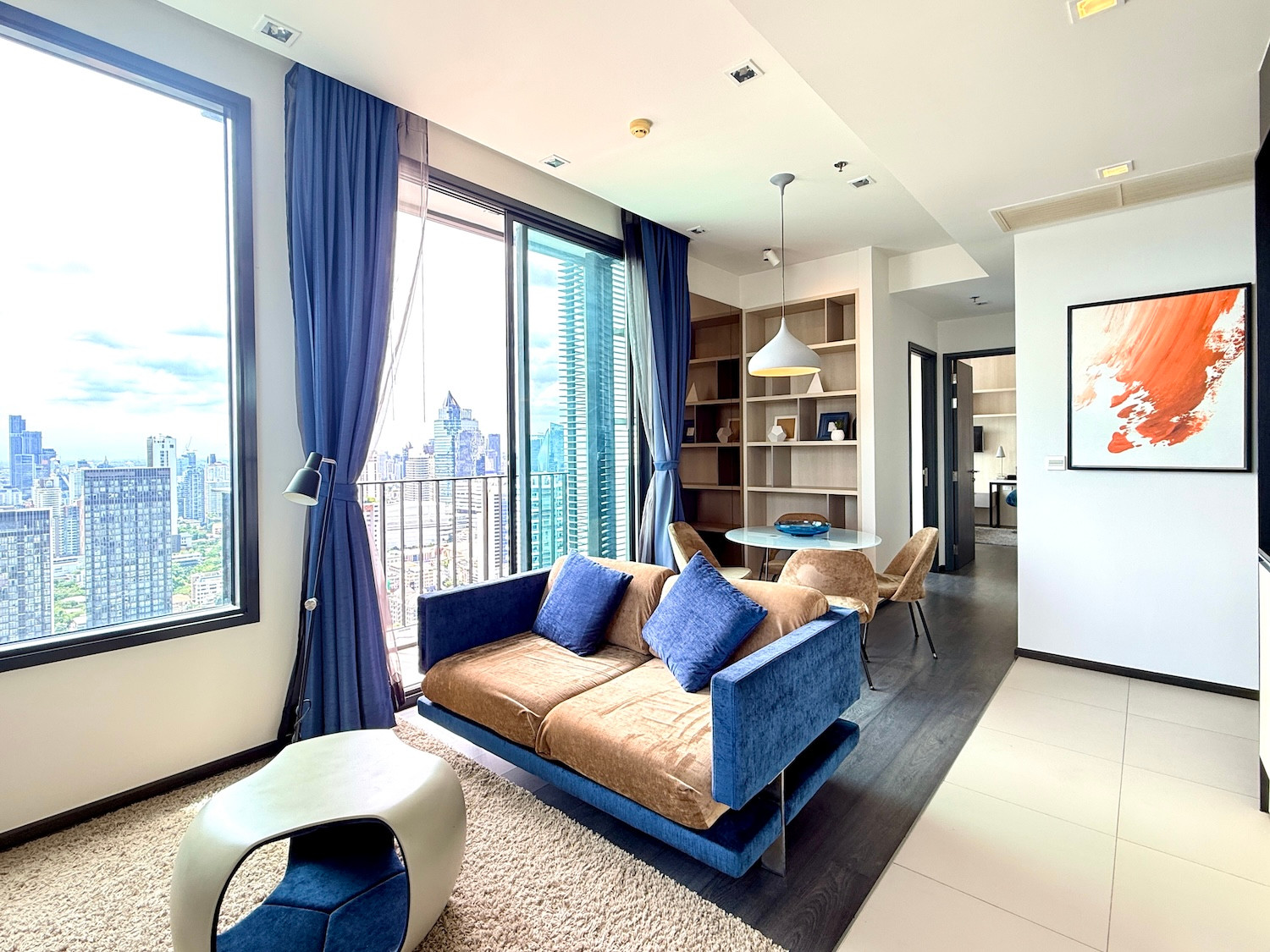2 bedroom, comfortable luxury condo with balcony in Asoke-Phrom Phong area.