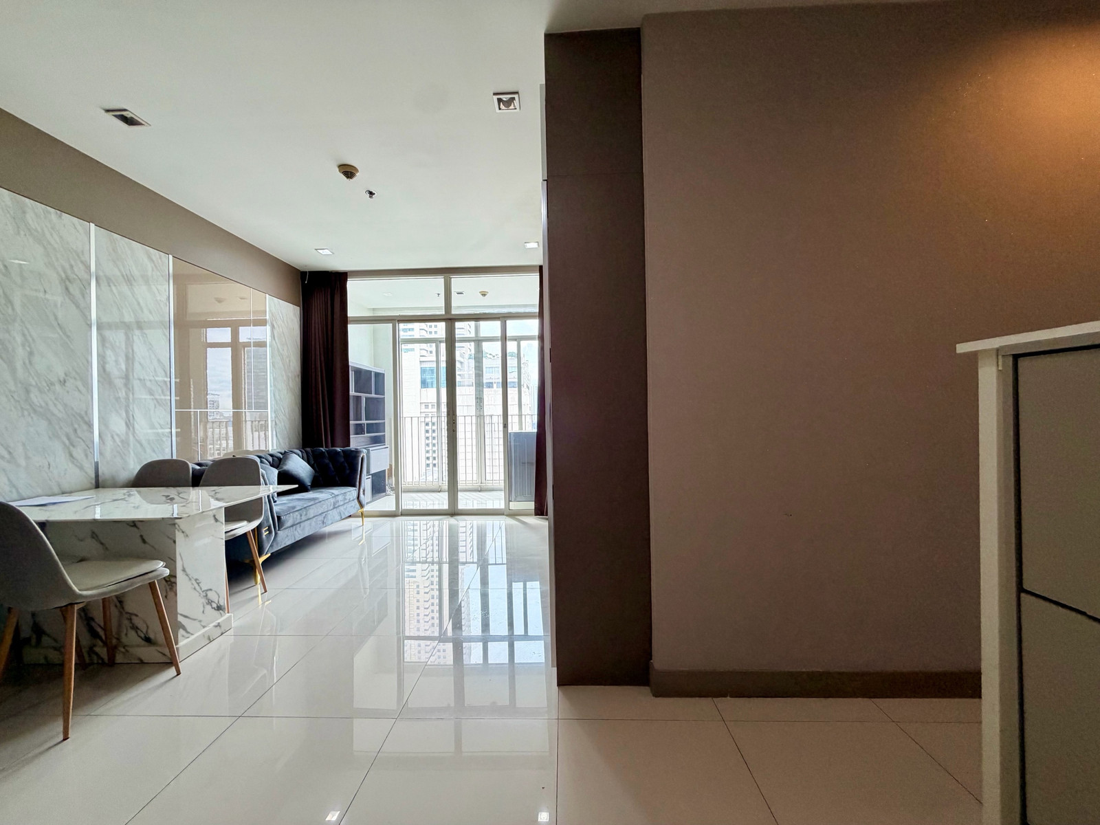 [New room, unpacked. No one has ever lived!] For rent, 2 bedrooms, 49 sq m., next to Airport Link Ratchaprarop (1 minute walk) Rental price: 25,000 baht/month (minimum 1 year contract) Room details: 2 bedrooms, 1 bathroom, size 49 sq m. Room condition: Br