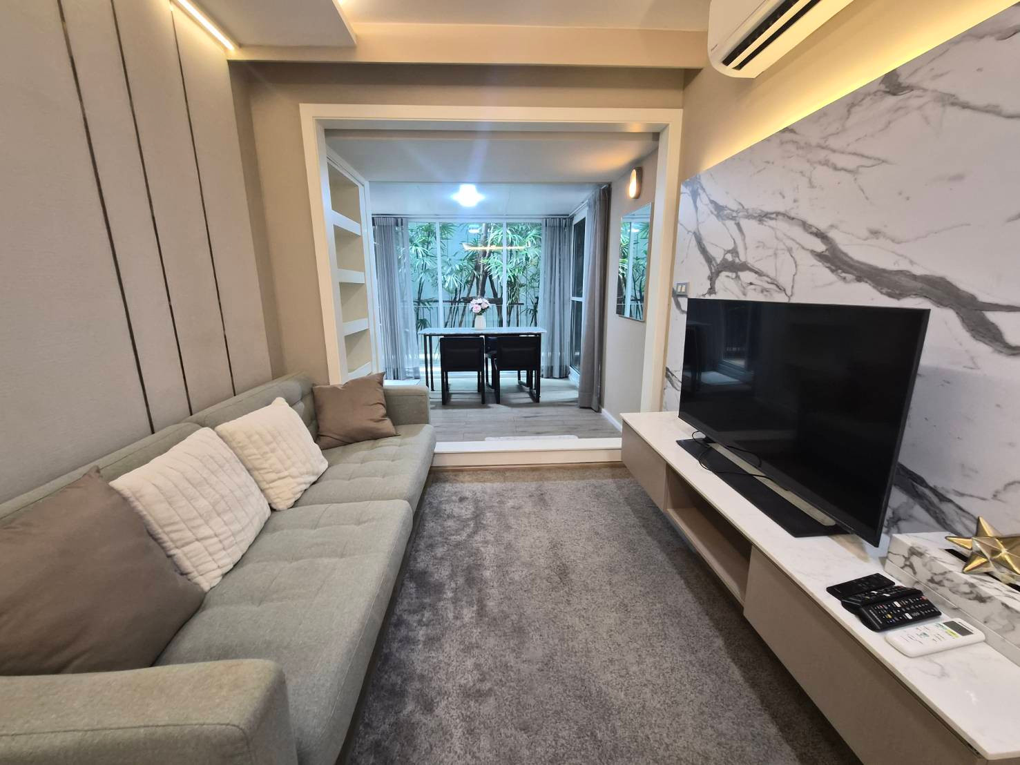 Luxury condo Vtara Sukhumvit 36, large room, 2 bedrooms, 90 sq m, very wide balcony.