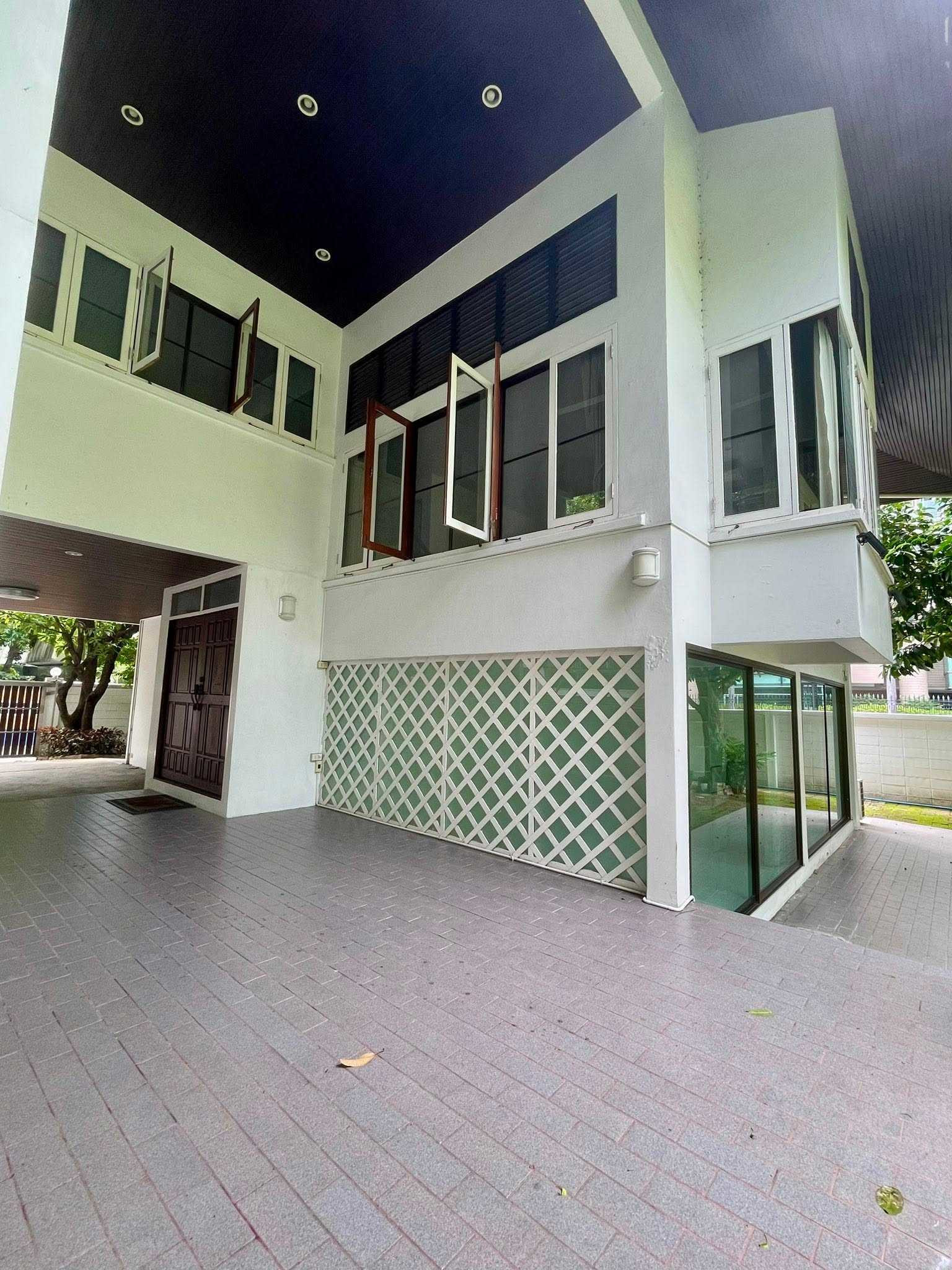 LTH16035 - Rare Garden House for Sale Ruamrudee | Large Private Garden | BTS Ploenchit | 130 MB | House for sale Ruamrudee LTH16035 - Rare Garden House for Sale Ruamrudee | Large Private Garden | BTS Ploenchit | 130 MB | House for sale Ruamrudee