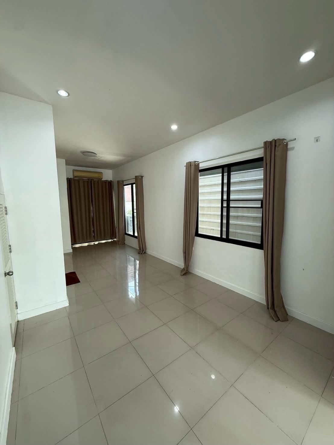 🏢 Home Office for rent, 3 floors (corner), Signature Village, Watcharapol, 3 rooms, 2 bathrooms, good location, near Thanommit Market, convenient travel, can enter and exit in many routes. Near the expressway and the Pink Line MRT. – รูปที่ 3
