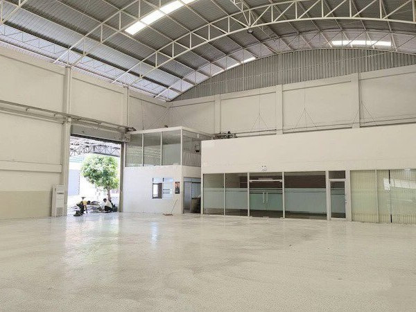 Warehouse, factory for rent with built-in office near the main road, Phraeksa, Samut Prakan. If interested, contact 082-3223695. Warehouse, factory for rent with built-in office near the main road, Phraeksa, Samut Prakan. If interested, contact 082-3223695.