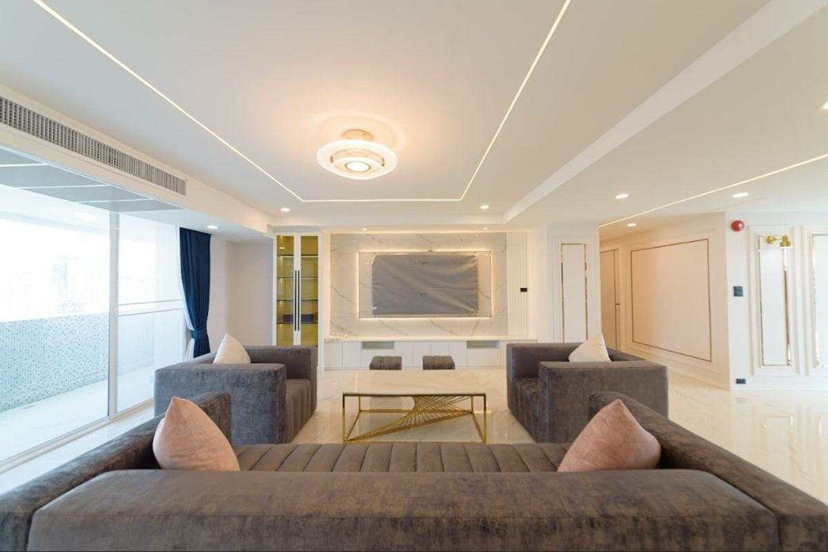 Condo for rent D.S. Tower 1 | 3 bedrooms, fully furnished, ready to move in. Central location near BTS Phrom Phong and MRT Asoke.