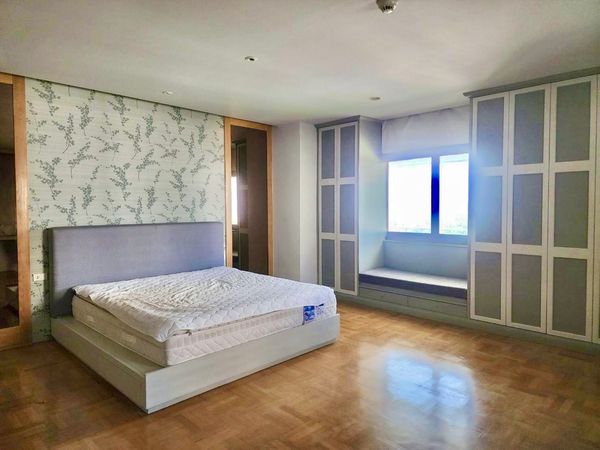 Extra large luxury condo for rent in the heart of Nana (2 bedrooms, 3 bathrooms, 256 sq m.), spacious area comparable to a single house. Convenient travel near BTS