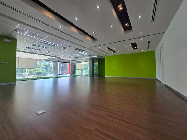 Asoke office/showroom space for rent near BTS Asoke, MRT Sukhumvit and Terminal 21.
