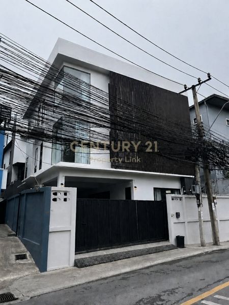 3-Story Detached House for Rent (360 Sq.m.) in Soi 20 Mithuna | 4 Parking Spaces | Near MRT Sutthisan & KIS International School No.50-HH-69025
