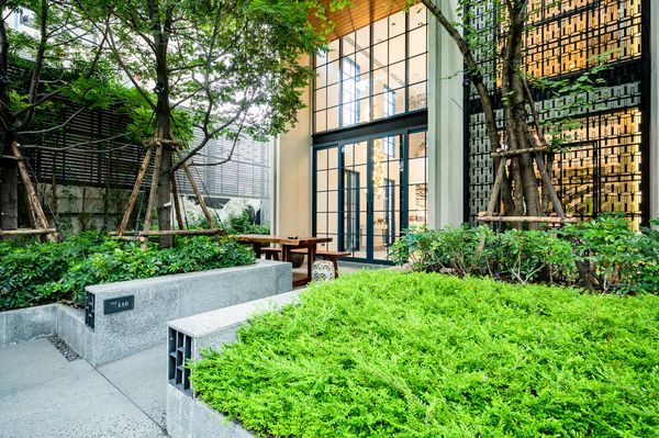 Cluster style townhome in the heart of Sukhumvit 31 with a luxurious central area.