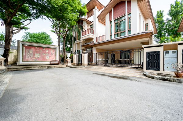 บ้านเดี่ยว 4 ห้องนอน ใกล้ BTS พระโขนง
