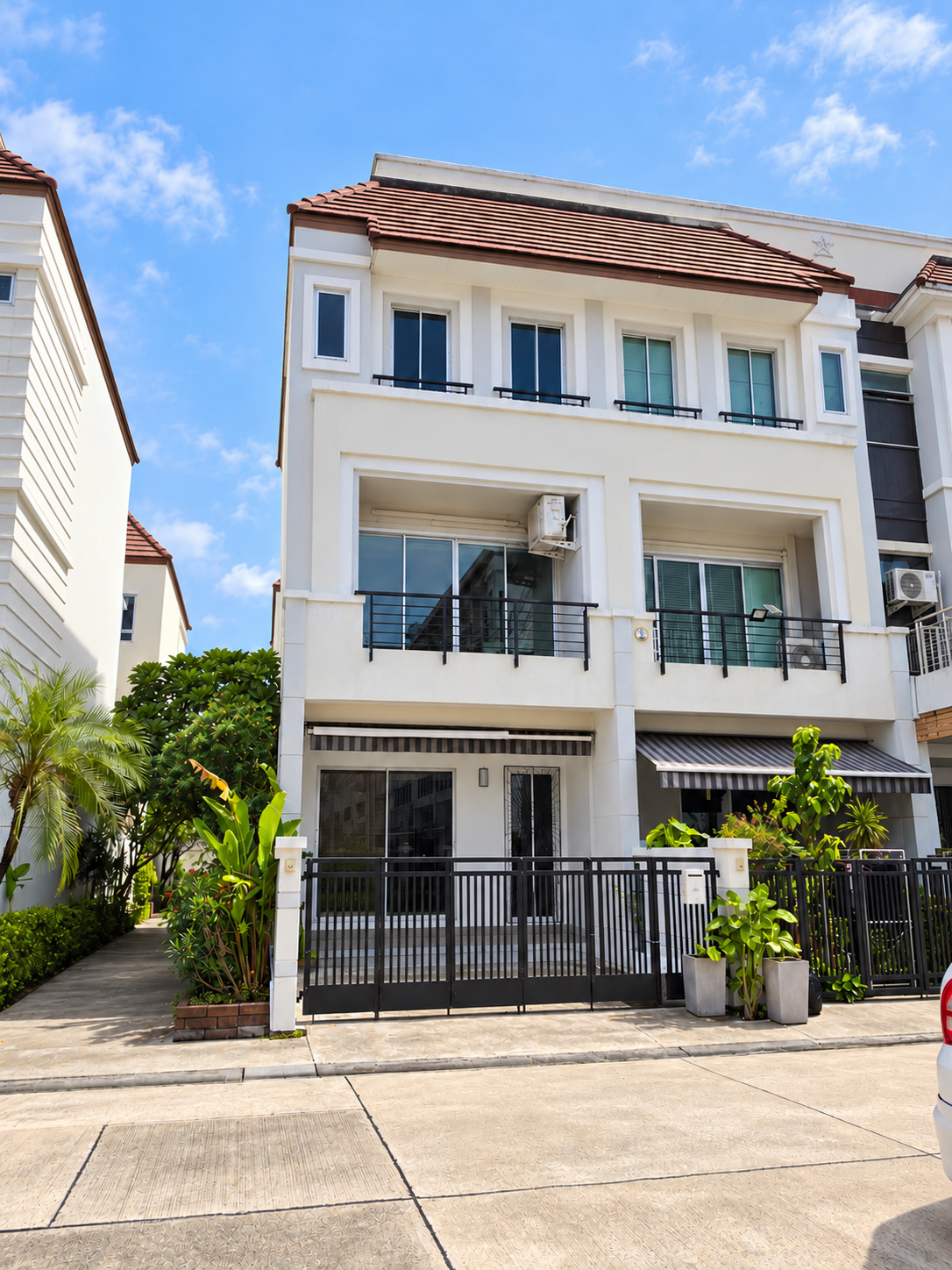 Home Office, corner house with warehouse, 195 sq m., near MRT Kelantan, only 700 m., price 4.49 million baht. Home Office, corner house with warehouse, 195 sq m., near MRT Kelantan, only 700 m., price 4.49 million baht.