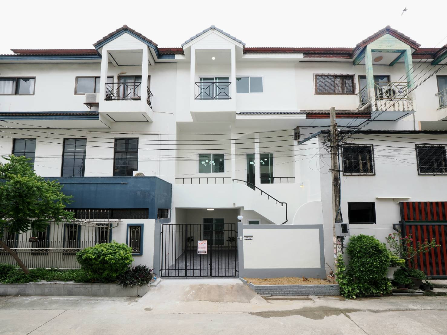 ขายราคาพิเศษ ทาวน์โฮม 3 ชั้น ม.บำรุงวงศ์ ขนาด 23.2 ตร.ว. 5ห้องนอน 4ห้องน้ำ บ้านสวยมาก ฟังชั่นบ้านดีเยี่ยม รีโนเวทใหม่ทั้งหลัง พร้อมเฟอร์ ทำเลดีมาก เข้าอยู่ได้ทันที [กาญจนาภิเษก-ปลายบาง]