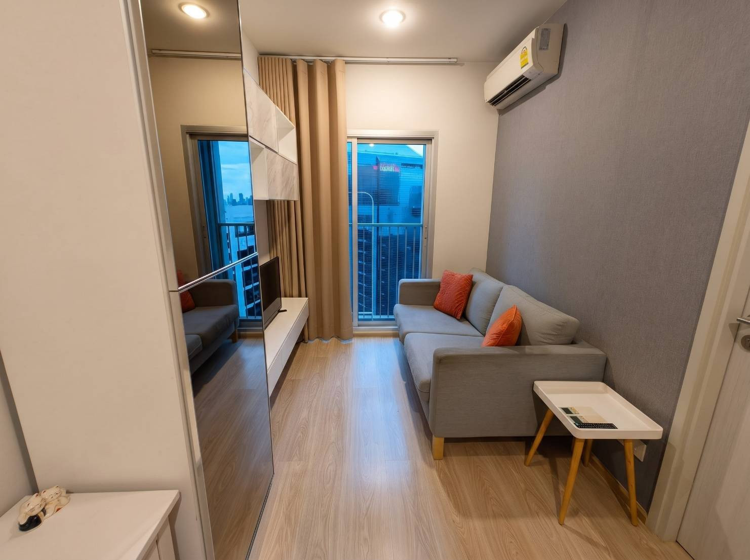 Beautiful room facing south, airy, good breeze⭐Noble Revolve Ratchada1 (Noble Revolve Ratchada 1) Beautiful room facing south, airy, good breeze⭐Noble Revolve Ratchada1 (Noble Revolve Ratchada 1)