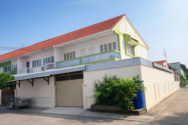 PrachaUthit-WatKhuSaeng Large corner townhome with 4 bed and 3 bath 300 m. from Sarasas Samut Sarn S