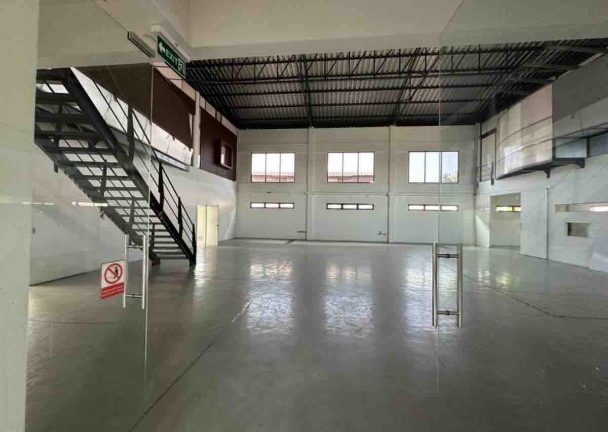 Rental : Warehouse &amp; Office  In Punnawitee with Air conditioner , 250 sqw , 1000 sqm , 12-14 Parking Lot • Warehouse 800 sqm • Parking Lot 200 sqm 🔥🔥Rental Price : 180,000 THB / Month🔥🔥#realestatethailand #เซ้งร้าน #เซ้งร้านอาหาร #เซ้งพาณิชย์ #เซ้งธุร – รูปที่ 3