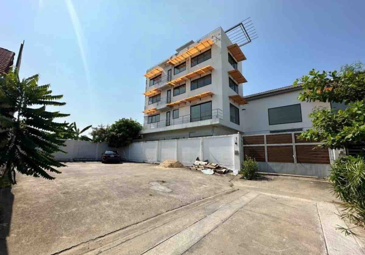Rental : Warehouse & Office In Punnawitee with Air conditioner , 250 sqw , 1000 sqm , 12-14 Parking Lot • Warehouse 800 sqm • Parking Lot 200 sqm 🔥🔥Rental Price : 180,000 THB / Month🔥🔥#realestatethailand #เซ้งร้าน #เซ้งร้านอาหาร #เซ้งพาณิชย์ #เซ้งธุร Rental : Warehouse & Office In Punnawitee with Air conditioner , 250 sqw , 1000 sqm , 12-14 Parking Lot • Warehouse 800 sqm • Parking Lot 200 sqm 🔥🔥Rental Price : 180,000 THB / Month🔥🔥#realestatethailand #เซ้งร้าน #เซ้งร้านอาหาร #เซ้งพาณิชย์ #เซ้งธุร