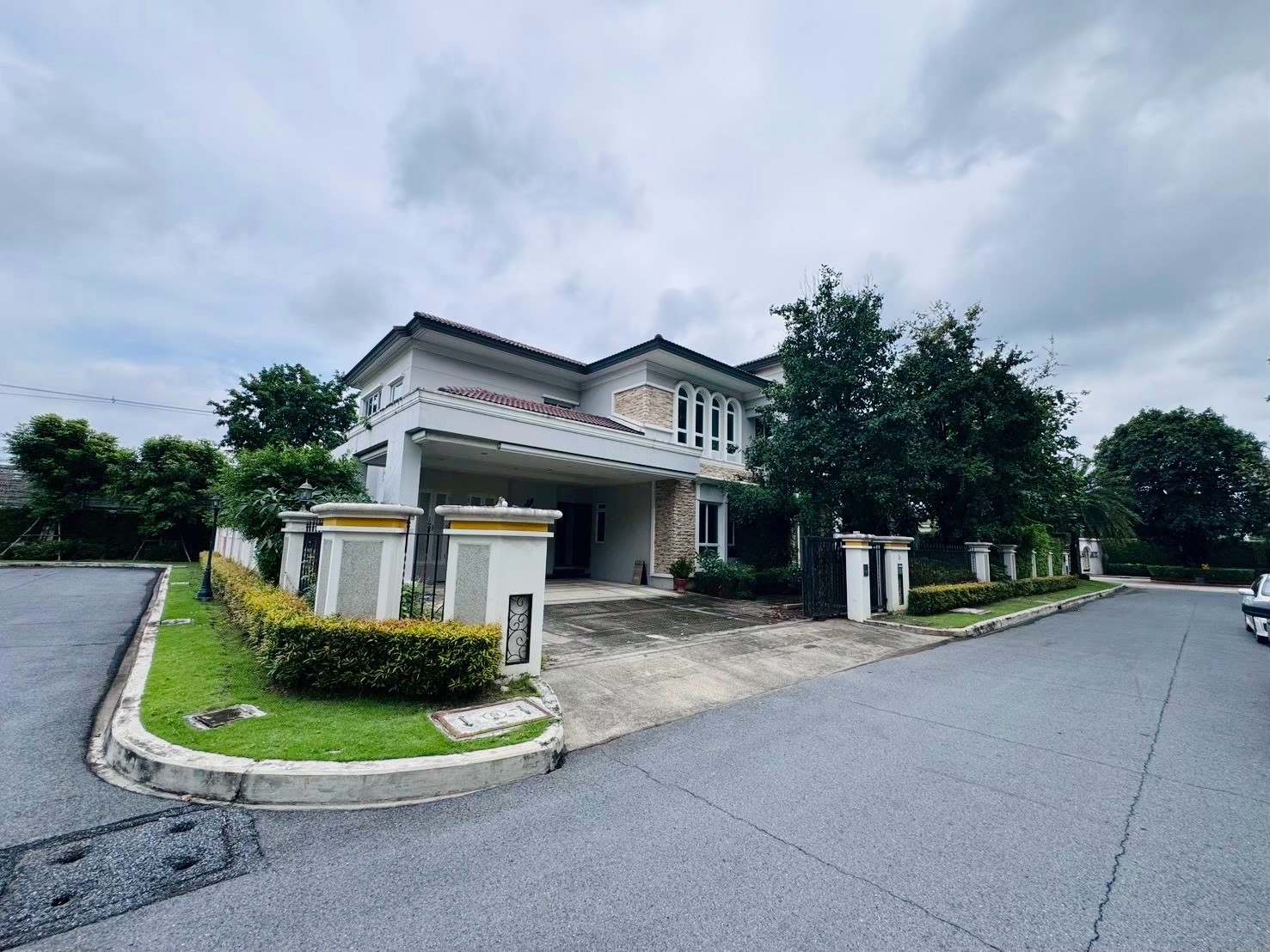 Luxurious mansion next to Borommaratchachonnani Road. You can't find this price anymore. With a swimming pool behind the corner! – รูปที่ 2