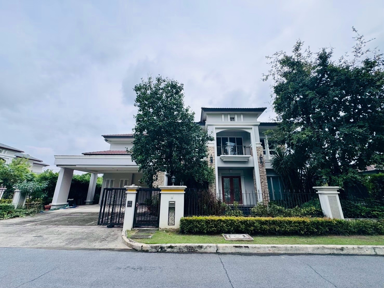 Luxurious mansion next to Borommaratchachonnani Road. You can't find this price anymore. With a swimming pool behind the corner! – รูปที่ 4