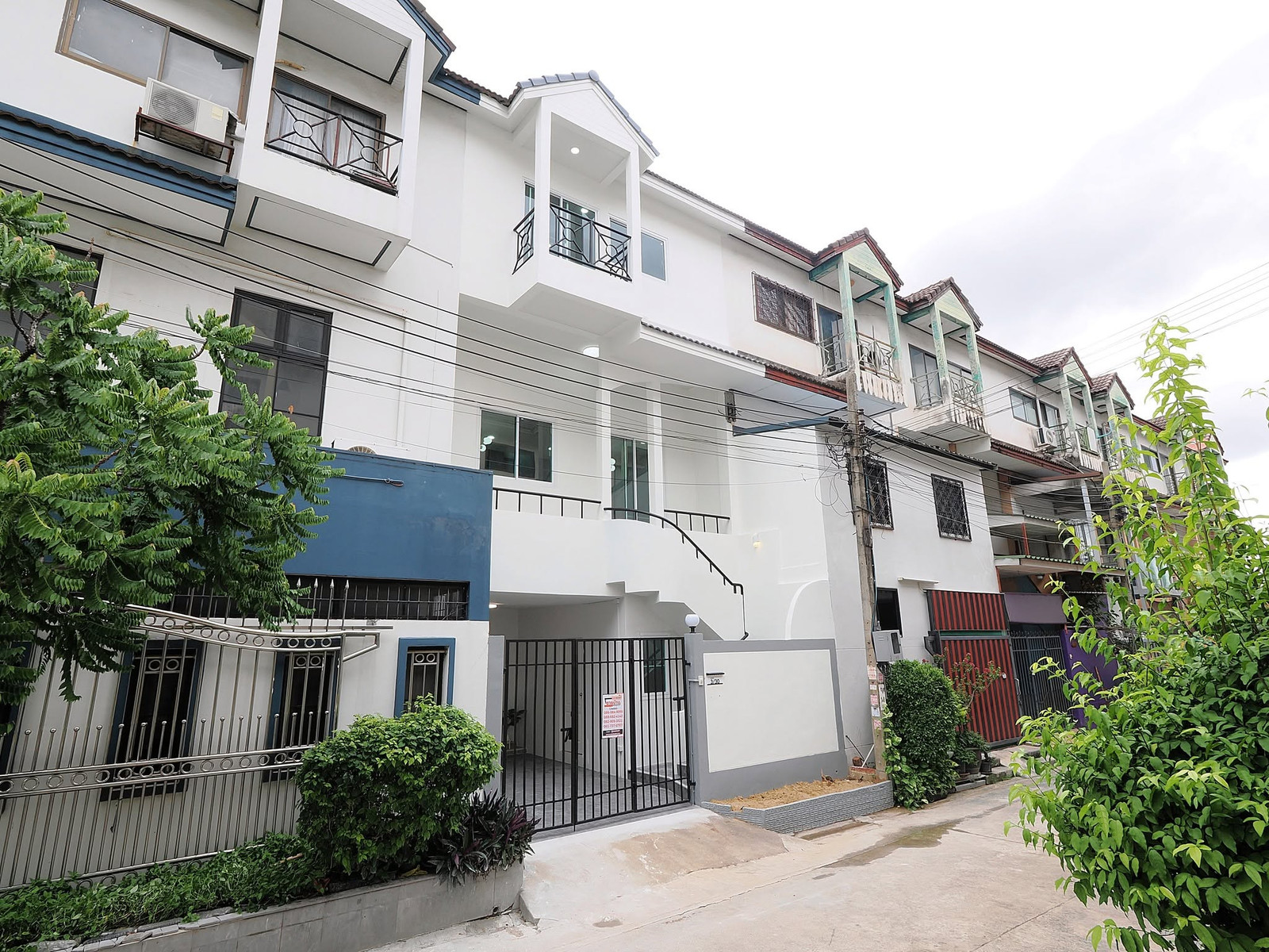 ขายราคาพิเศษ ทาวน์โฮม 3 ชั้น ม.บำรุงวงศ์ ขนาด 23.2 ตร.ว. 5ห้องนอน 4ห้องน้ำ บ้านสวยมาก ฟังชั่นบ้านดีเยี่ยม รีโนเวทใหม่ทั้งหลัง พร้อมเฟอร์ ทำเลดีมาก เข้าอยู่ได้ทันที [กาญจนาภิเษก-ปลายบาง] – รูปที่ 2