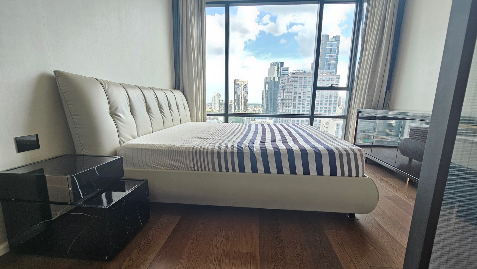 Thonglor for rent, The Bangkok Thonglor, luxury condo, 95 sq m (corner room, 2 bedrooms, 2 bathrooms) near BTS Thonglor, with ultimate facilities.