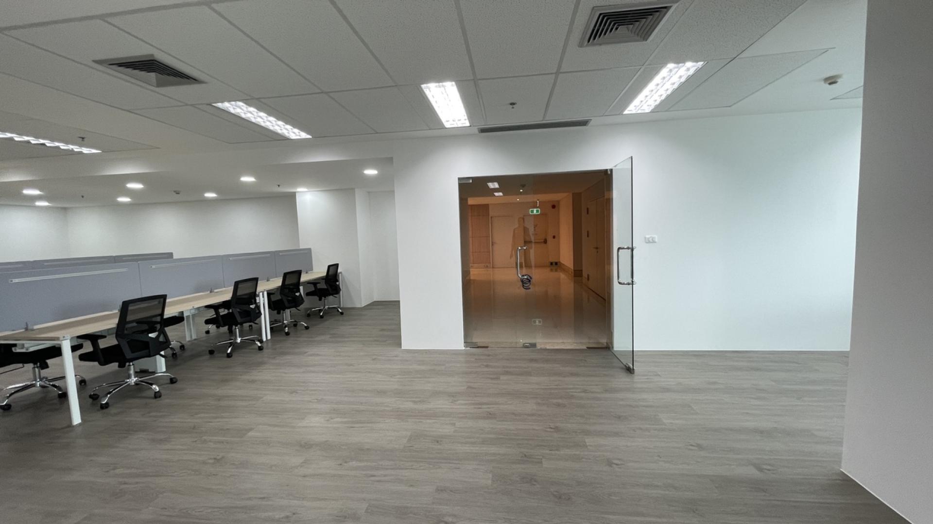 Office for rent Ratchada-Rama 9 area, near MRT, high floor, beautiful view, 209 sq m, 32 seats, with executive table, good condition, new, with furniture. You can move in and work right away. Office for rent Ratchada-Rama 9 area, near MRT, high floor, beautiful view, 209 sq m, 32 seats, with executive table, good condition, new, with furniture. You can move in and work right away.