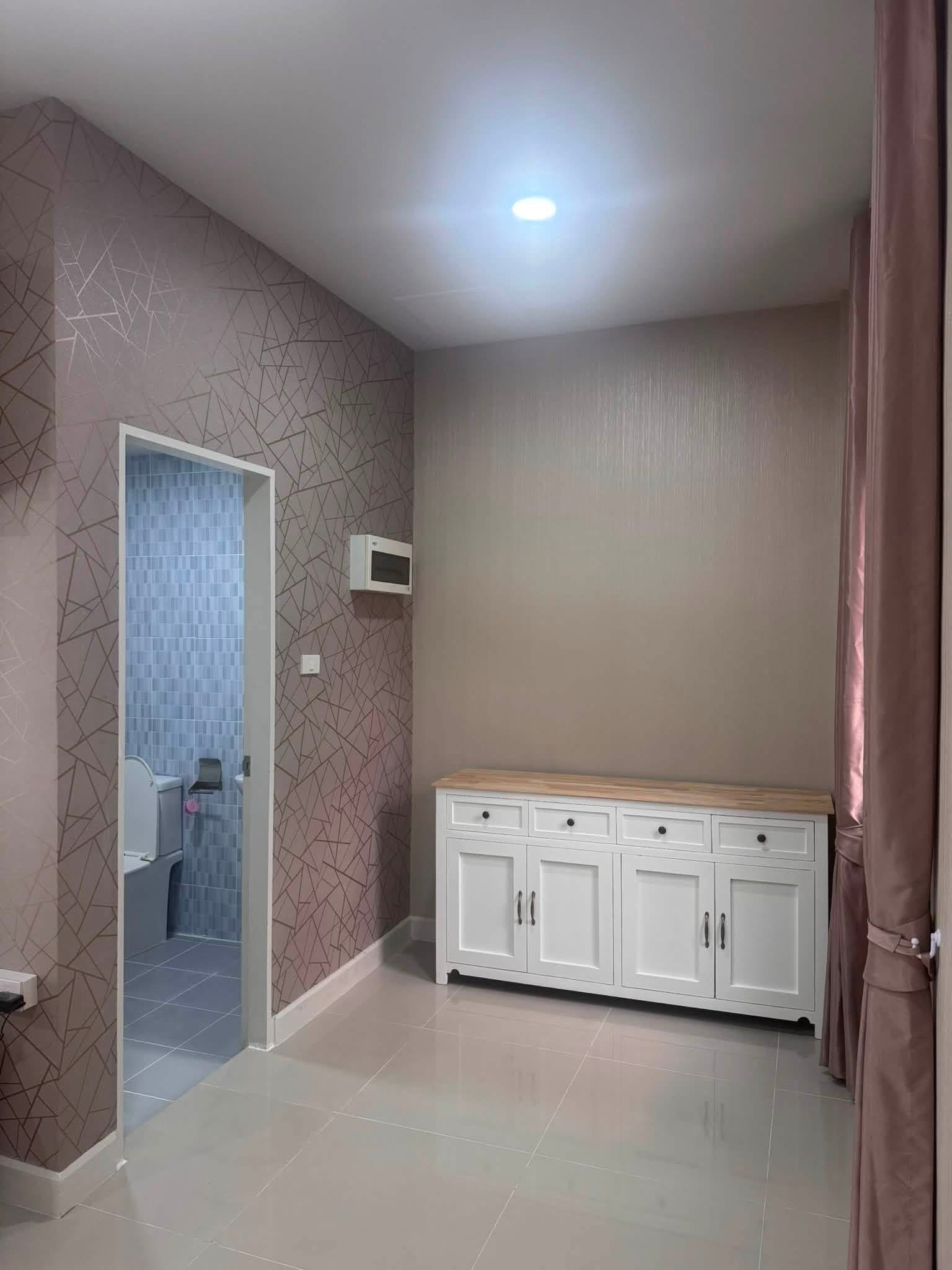 🏡 House available October 1, for rent, large townhome, The Atrium Village (Phermsin 20, Intersection 5), spacious, beautifully decorated, just carry one bag and move in! ✨ House details:🚀Free fast and strong internet🚀 3 bedrooms | 2 bathrooms, extra wide  – รูปที่ 4