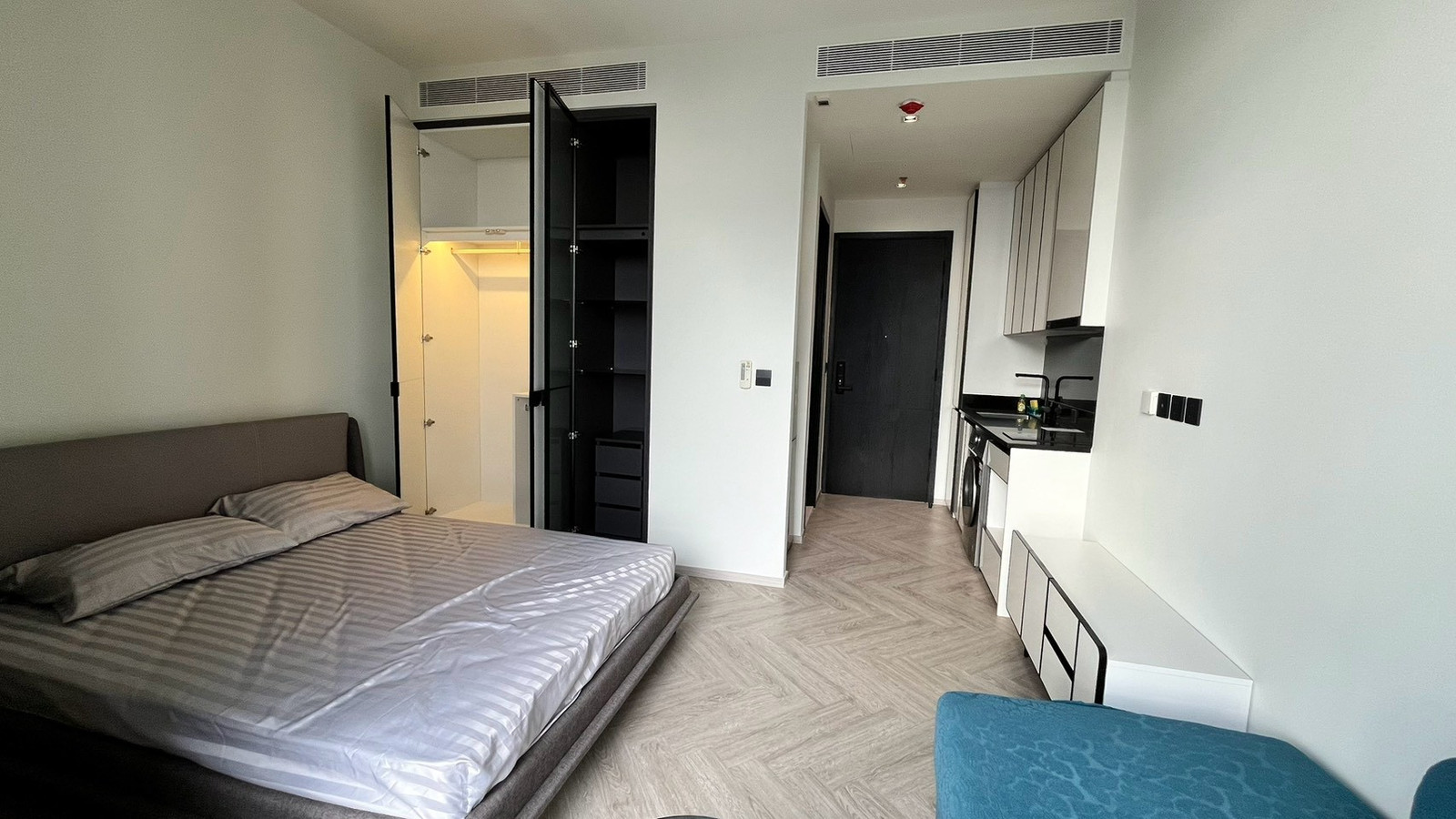 🌊✨ CHAPTER CHAROENNAKHON - RIVERSIDE ✨🌊 🛏️Beautiful room 🌐 Riverside location 📍 🌤️Beautiful view 🛋️Fully furnished 🚗 Convenient transportation 💙 Ready to move in   📺 Complete electrical appliances (special price)