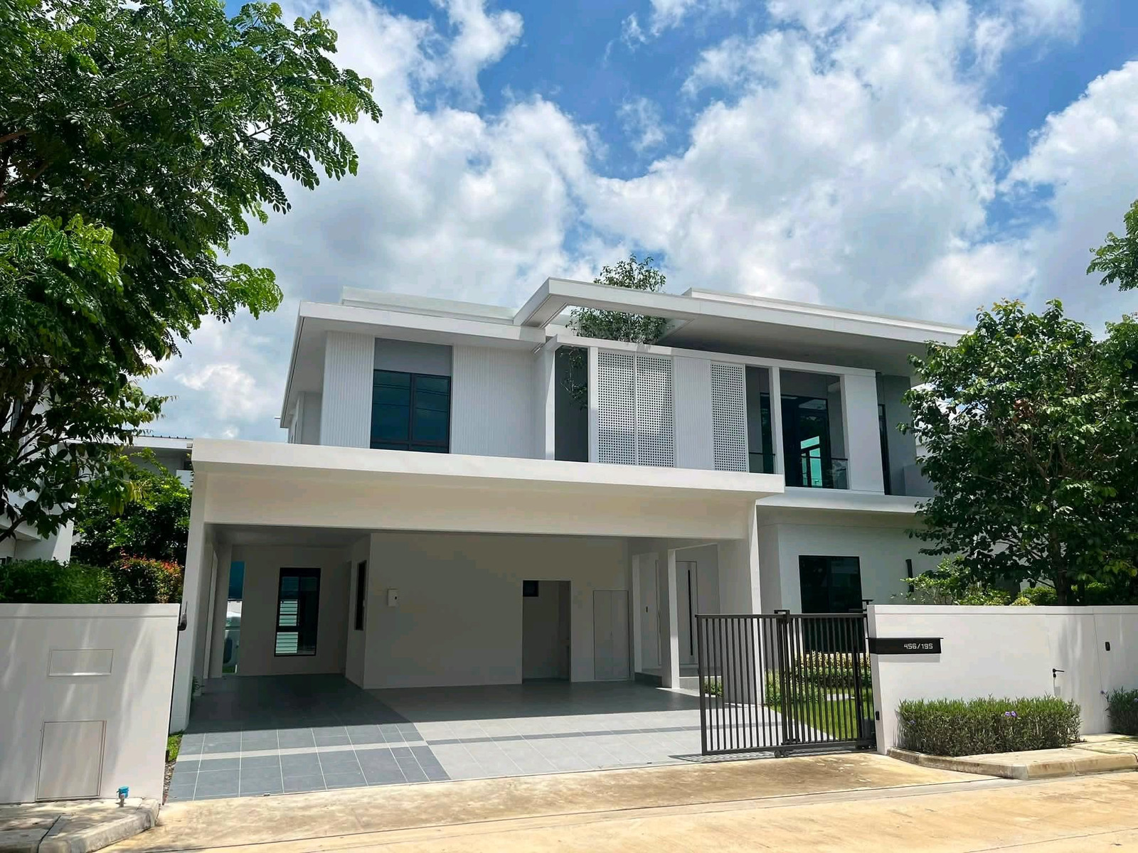 ✨ Luxurious detached house, wide space, complete functions, with location near Mega Bangna. ✨ Luxurious detached house, wide space, complete functions, with location near Mega Bangna.