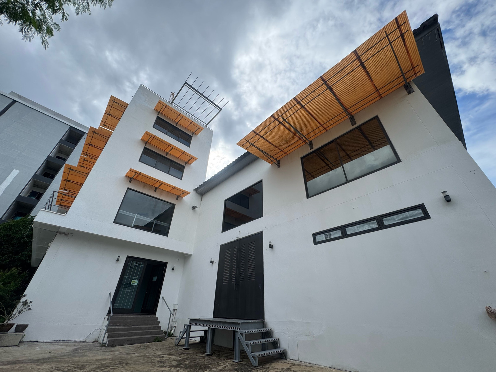 📌
Warehouse for rent with office
4 floors, Sukhumvit location, near BTS Punnawithi. 📌
Warehouse for rent with office
4 floors, Sukhumvit location, near BTS Punnawithi.