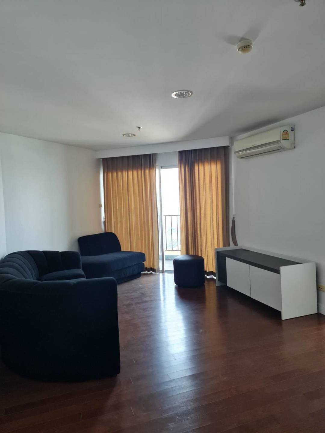 Urgent sale, 2 bedrooms, 1 bathroom, near Central Department Store and MRT Rama 9. Urgent sale, 2 bedrooms, 1 bathroom, near Central Department Store and MRT Rama 9.
