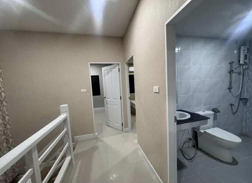 🏡 House available October 1, for rent, large townhome, The Atrium Village (Phermsin 20, Intersection 5), spacious, beautifully decorated, just carry one bag and move in! ✨ House details:🚀Free fast and strong internet🚀 3 bedrooms | 2 bathrooms, extra wide  – รูปที่ 3