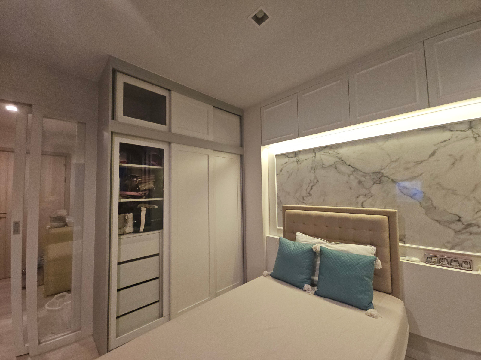 For sale/rent, Live One Radio, size 24 sq m, 35th floor, at 4.9 million/19,000 baht. Contact the 0954935293 (no agents) For sale/rent, Live One Radio, size 24 sq m, 35th floor, at 4.9 million/19,000 baht. Contact the 0954935293 (no agents)