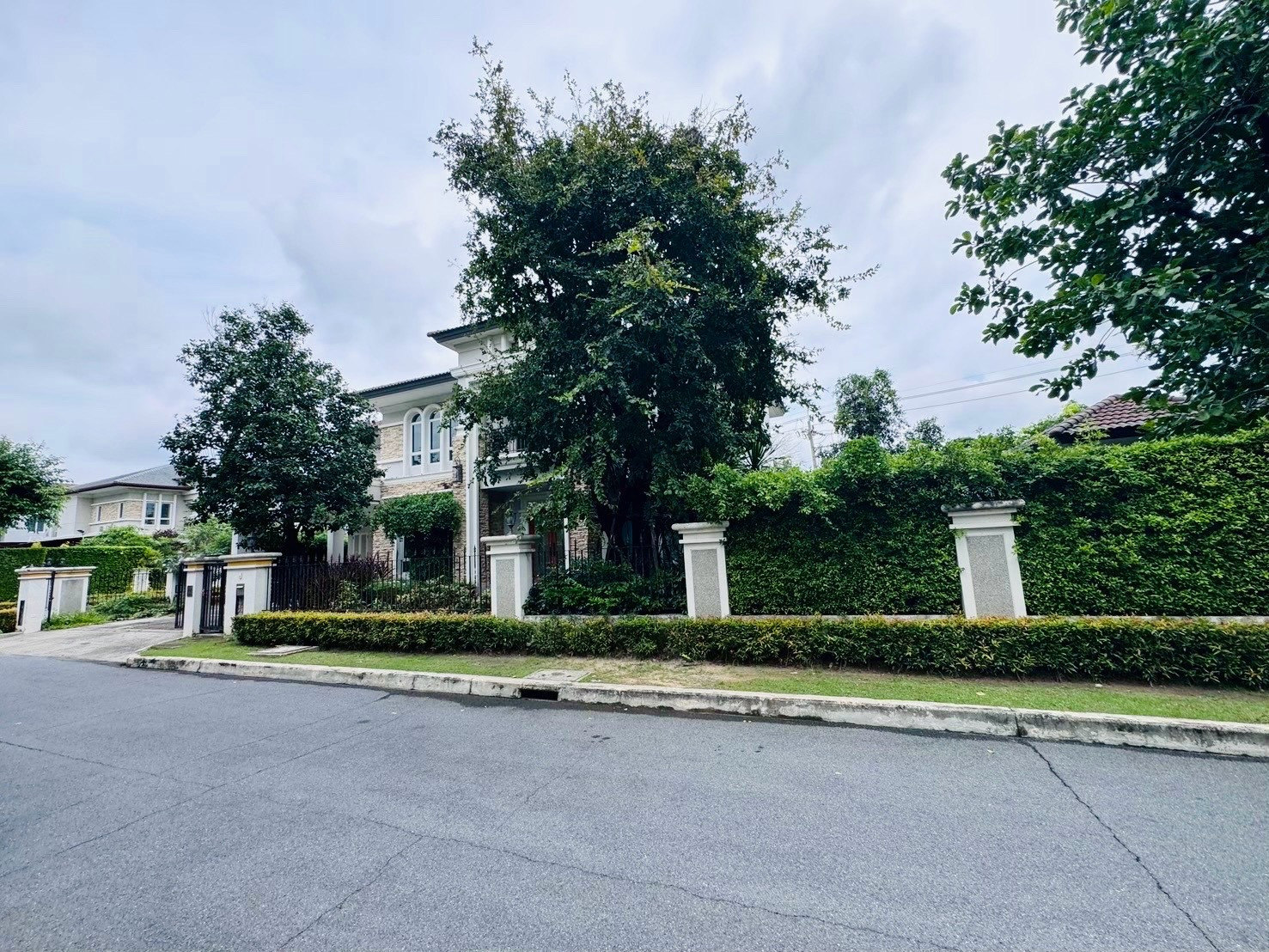 Luxurious mansion next to Borommaratchachonnani Road. You can't find this price anymore. With a swimming pool behind the corner! – รูปที่ 3
