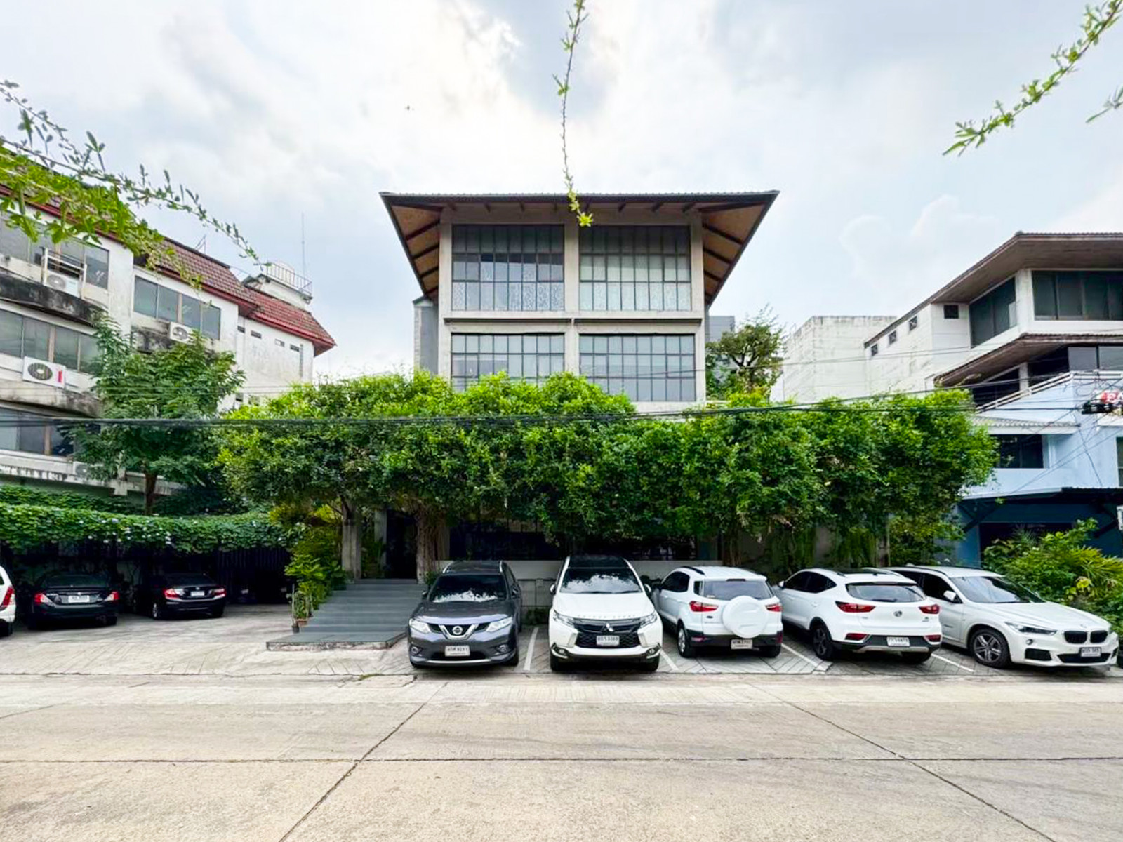 🏢 Prime location in the heart of Town in Town! 4-story office for sale, 131.4 sq m, parking for 10-15 cars, special discount to only 40 million baht! 🏢 🏢 Prime location in the heart of Town in Town! 4-story office for sale, 131.4 sq m, parking for 10-15 cars, special discount to only 40 million baht! 🏢