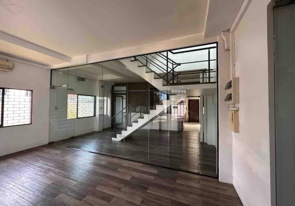 Rental : Warehouse &amp; Office  In Punnawitee with Air conditioner , 250 sqw , 1000 sqm , 12-14 Parking Lot • Warehouse 800 sqm • Parking Lot 200 sqm 🔥🔥Rental Price : 180,000 THB / Month🔥🔥#realestatethailand #เซ้งร้าน #เซ้งร้านอาหาร #เซ้งพาณิชย์ #เซ้งธุร – รูปที่ 4