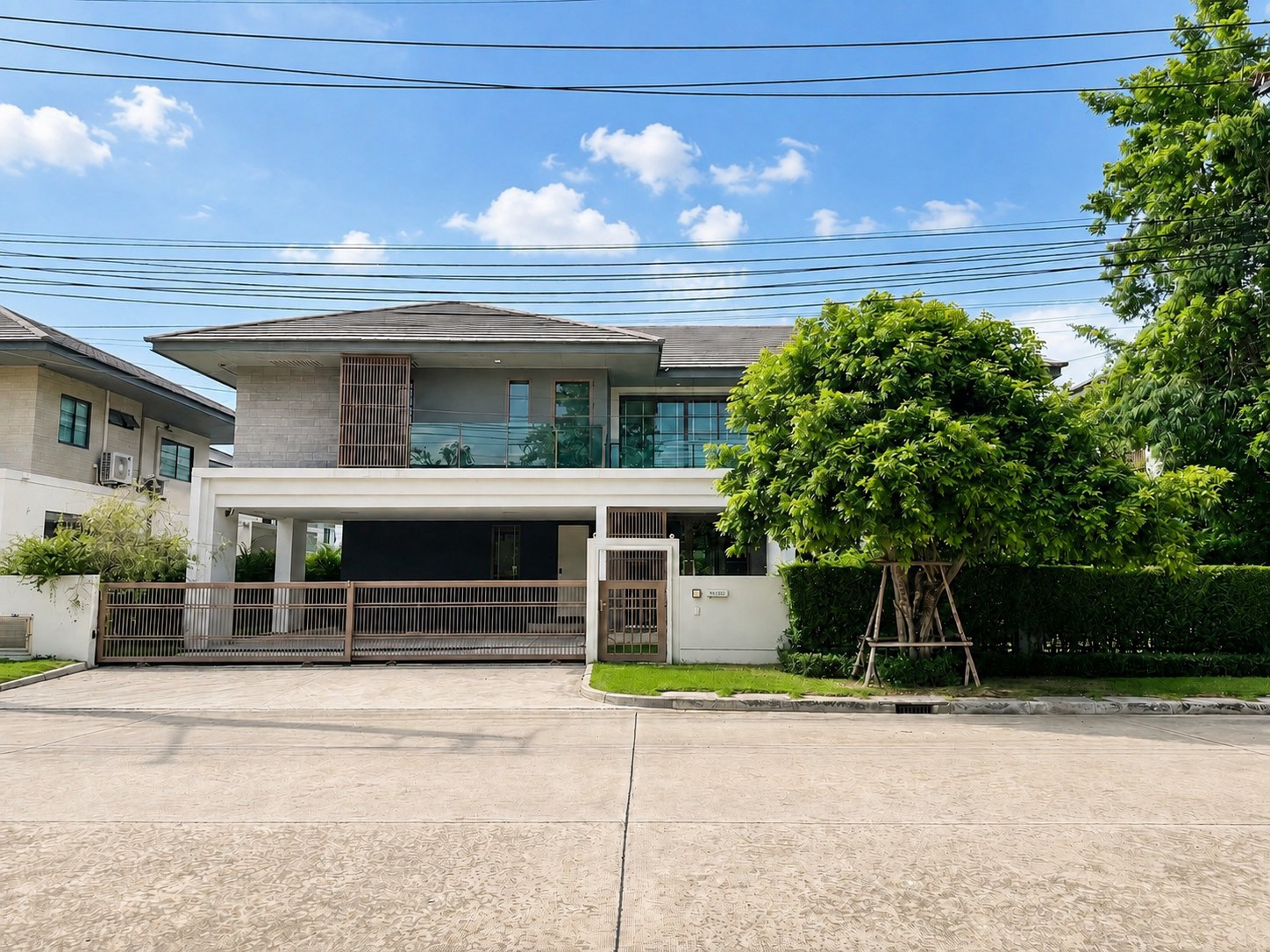 Price lower than market 17.5 million🔥 (total loss): Setthasiri Phahon-Watcharaphon (usable area 317 sq m) Price lower than market 17.5 million🔥 (total loss): Setthasiri Phahon-Watcharaphon (usable area 317 sq m)