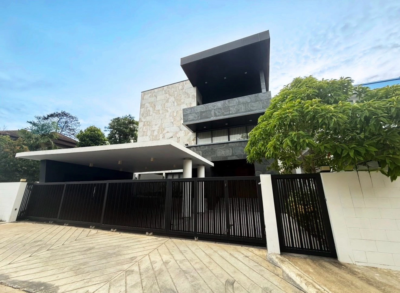 บ้านหรู Modern Luxury พร้อมสระว่ายน้ำส่วนตัวและลิฟต์ส่วนตัว พื้นที่ใช้สอยขนาดใหญ่ รองรับครอบครัว ใกล้แหล่งไลฟ์สไตล์และโรงเรียน บ้านหรู Modern Luxury พร้อมสระว่ายน้ำส่วนตัวและลิฟต์ส่วนตัว พื้นที่ใช้สอยขนาดใหญ่ รองรับครอบครัว ใกล้แหล่งไลฟ์สไตล์และโรงเรียน