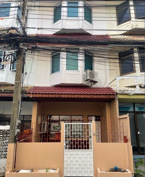 Townhome for rent near MRT Ratchadaphisek, just 1 minute.
