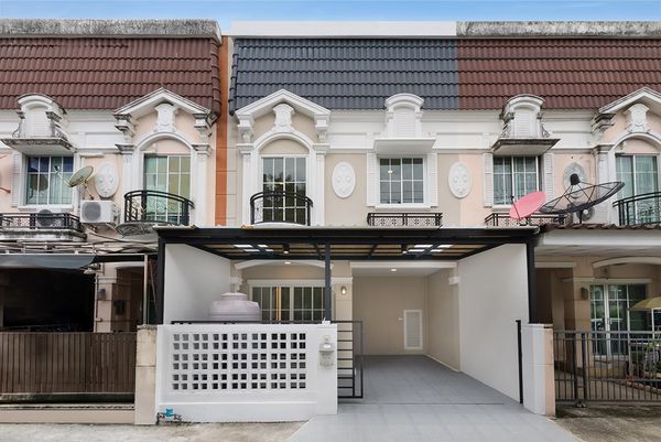 2-story townhome, newly renovated, The Villa Village, Rattanathibet, in front of the house, wont hit anyone, at the beginning of the project (Soi Tha It-Sai Ma), ready to move in, close to the Purple Line.