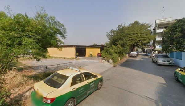 Warehouse land for rent near RS GROUP Building 650 m. at Lad Pla Khao 41. Total area 1 rai 400 sq.wa. 1600 sq.m. with a 320 sq.m. warehouse. Ideal for warehousing a distribution center showroom or office. Close to Wat Lad Pla Khao 1.2 km. w