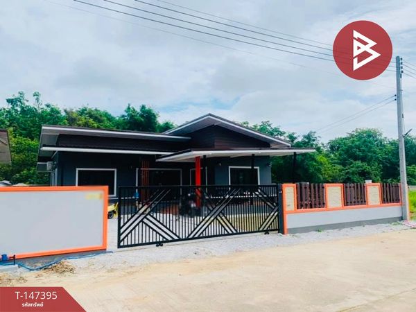 Single-storey detached house for sale, area 90.2 sq m, Nong Pling Subdistrict, Kamphaeng Phet, good location next to the road.