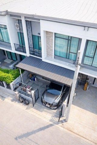 Bang Yai, 2-story townhouse for rent, 3 bedrooms, 2 bathrooms, near Central Westgate (600 meters) and MRT Talat Bang Yai (800 meters). Land area 18 sq.wa, usable area 106 sq.m. Includes sofa, 1 13kg washing machine, 1 13cubic-foot double-door refrigerator