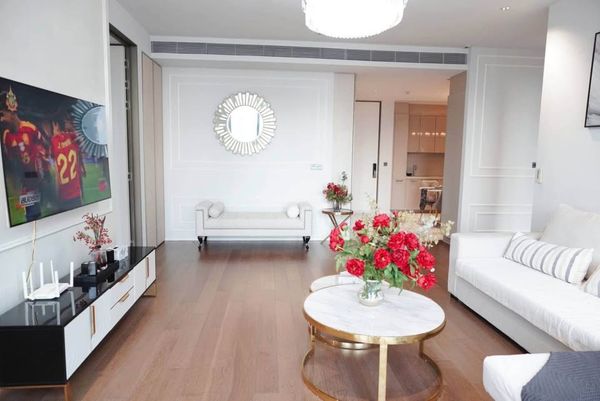 Kraam Sukhumvit 26, a luxury condo decorated in Modern Luxury style, white tone with gold trim. High ceilings Tall glass window Wide city view With a comfortable working corner Ready to move in