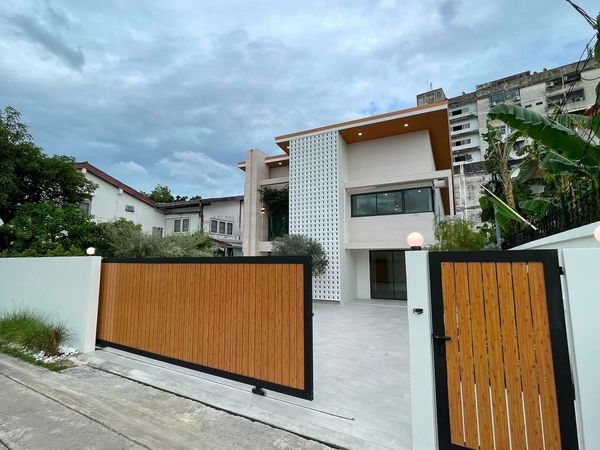 ขายบ้านเดี่ยว รีโนเวทใหม่ โซนลาดพร้าว (โชคชัย 4 - นาคนิวาส) 100 ตร.ว. 4 นอน 4 จอด เริ่ม 18.5 ลบ.